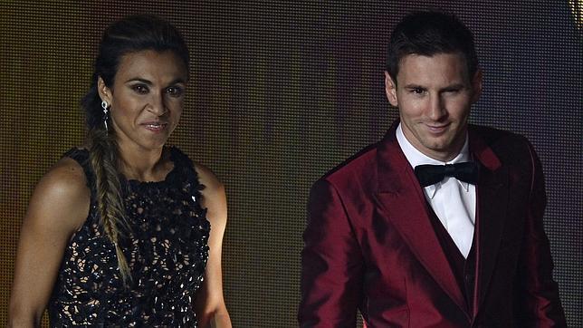 Messi, con la futbolista Marta, en la última gala del Balón de Oro