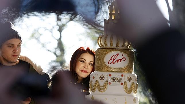 Priscilla Presley y su hija Lisa Marie celebran en Graceland los 80 años de Elvis