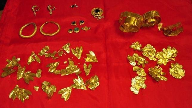 La policía griega descubre valiosas joyas de oro escondidas en un desván