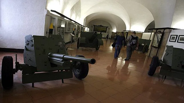 En 2008 comenzó la retirada de las piezas del museo, en este caso los cañones del patio de armas