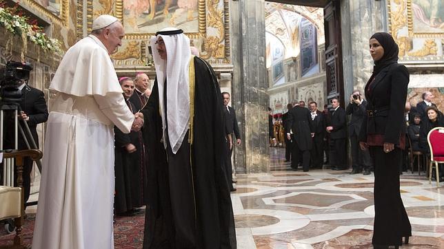 El papa Francisco recibe a los nuevos embajadores de la Santa Sede, en el Vaticano, este lunes