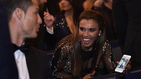 La jugadora de fútbol brasileña muestra su instantánea al astro luso