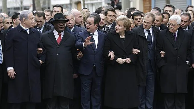 Hollande encabeza la marcha contra el terror este domingo 11 de enero en París. A su izquierda, Merkel, a su derecha, el presidente de Malí
