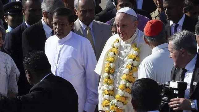 El Papa Francisco y el presidente de Sri Lanka, Maithiripala Sirisena (izda.) en el aeropuerto de Colombo (Sri Lanka)