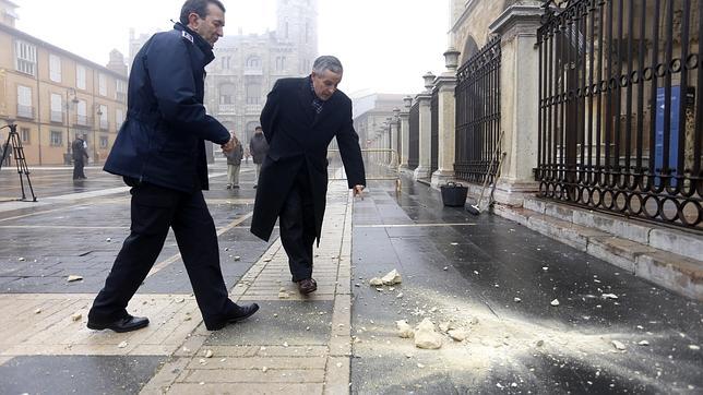 Se desprende parte de una cornisa de la Catedral de León