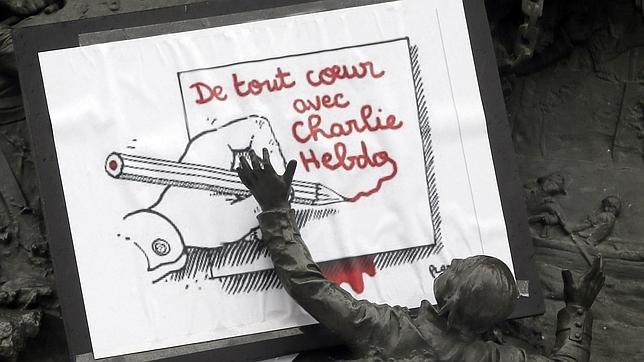 Una imagen del homenaje de Plantu a sus colegas de Charlie Hebdo asesinados, en la estatua de la Plaza de la República de París