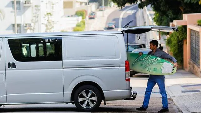 Una furgoneta de Uber que ofrece este nuevo servicio de transporte