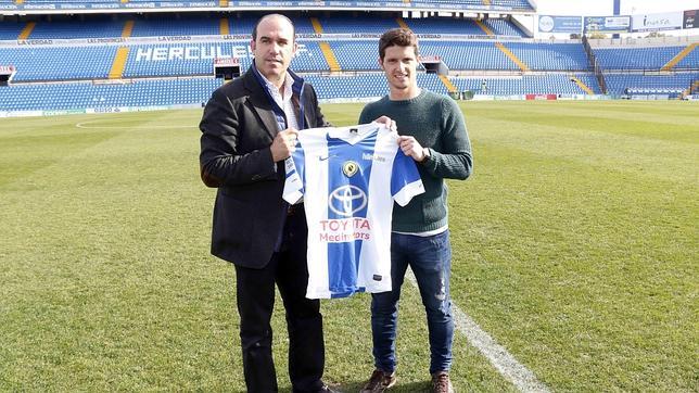 El Hércules presenta a Carlos Indiano como nuevo jugador de la plantilla