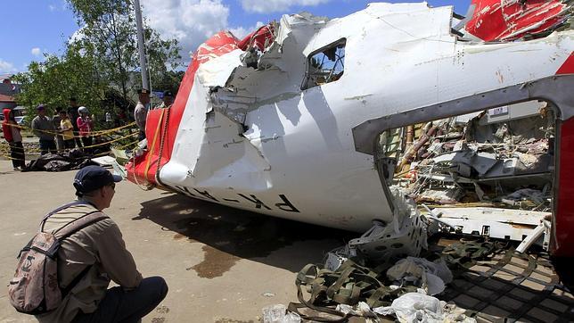 La Marina de Singapur localiza el fuselaje del avión de Air Asia