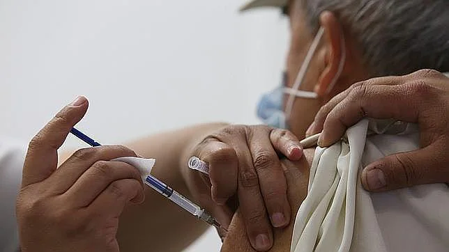 Un niño recibe una vacuna de la gripe en México