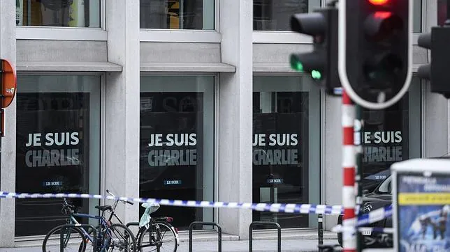 Cordón policial en Bruselas, donde «Le Soir» ha desplegado pancartas de apoyo a París
