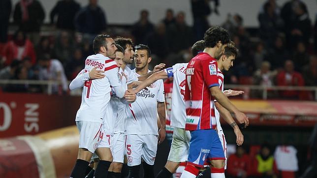 El Sevilla golea a un Granada entregado y piensa ya en el Español (4-0)