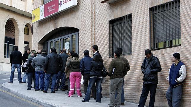 Parados de larga duración sin ingresos podrán solicitar desde hoy una ayuda de 426 euros al mes