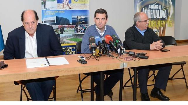 El consejero grancanario de Deportes, Lucas Bravo de Laguna (c.), durante su encuentro con la prensa