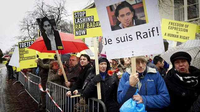 Numerosas personas participan en una manifestación organizada por Amnistía Internacional para pedir la liberación inmediata del bloguero saudí Raif Badawi, frente a la embajada saudí, en La Haya, Holanda