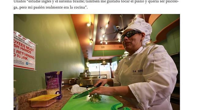 Laura Martínez, prepara un exquisito tan sólo palpando los ingredientes (captura de pantalla)