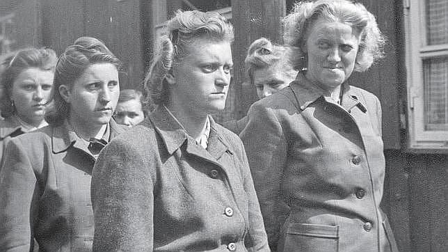 Dorothea Binz (en el centro) junto a sus compañeras de las SS