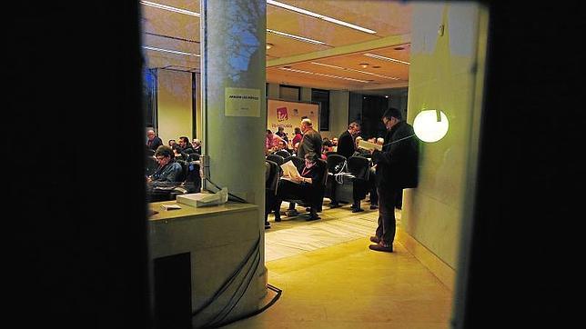 Reunión a puerta cerrada, ayer, en la sede de la Ejecutiva Federal de Izquierda Unida en Madrid