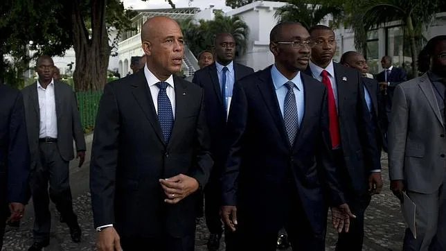 El presidente Michel Martelly (Izquierda) junto al nuevo primer ministro Evans Paul