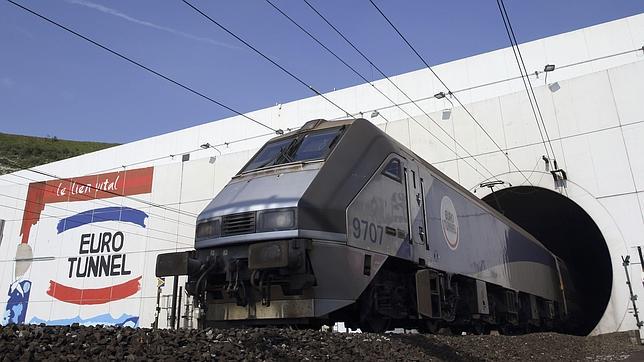 Un incendio en un camión obliga a suspender el tráfico en el Eurotúnel