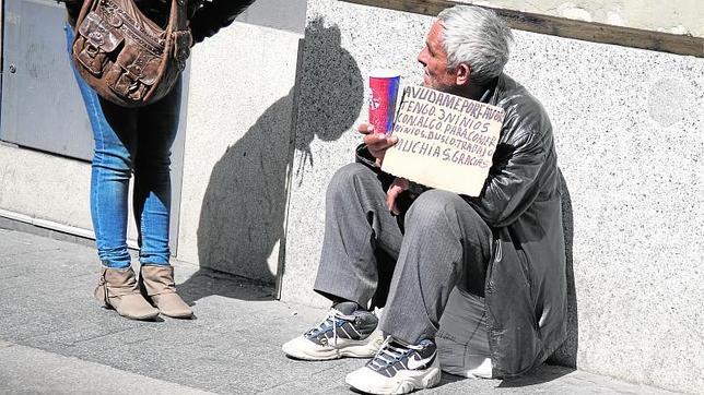 La limosna, un recurso inútil para resolver el problema de la pobreza