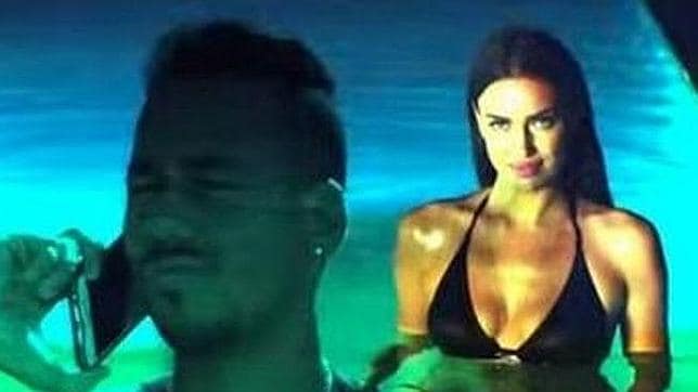 Irina Shayk en el nuevo videoclip de Marc Anthony con Romeo Santos