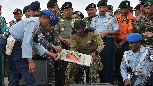 Descartan que el accidente del avión de AirAsia fuera causado por un atentado