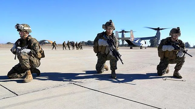 «Marines» de EE.UU. en un ejercicio en Morón el 6 de diciembre de 2013, al fondo la aeronave «Osprey»