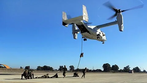 Ejercicio de los «marines» con la aeronave MV-22 «Osprey»