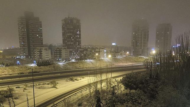 La primera nevada en Madrid amenaza con complicar el tráfico