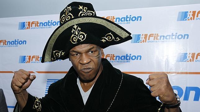 Tyson con un traje típico kasajo durante un festival en Kazajistán.