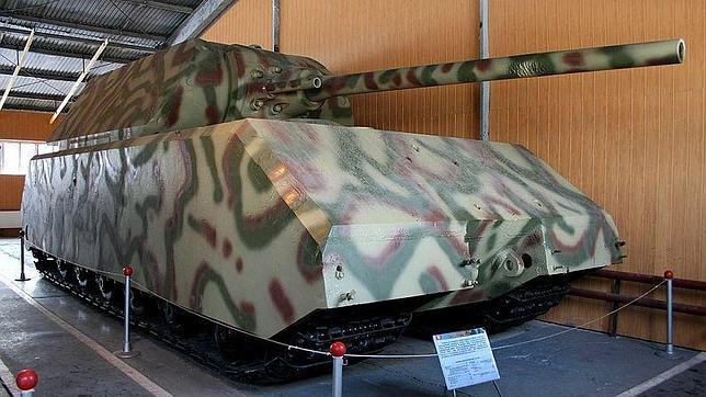 Los alemanes apostaron por los tanques cada vez más pesados pero no los produjeron en suficiente cantidad. En la imagen un Maus (ratón)