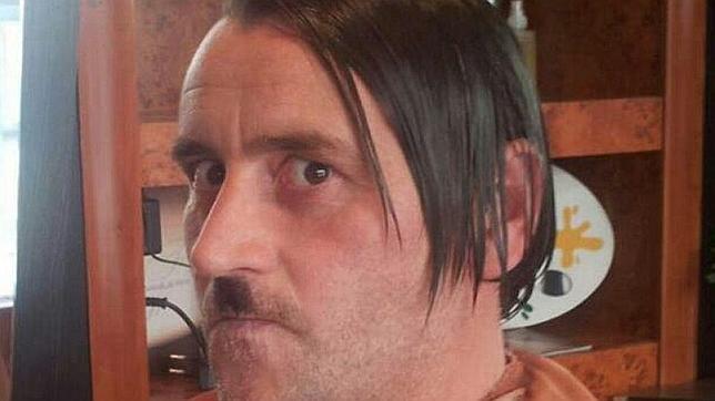 El líder islamófobo de Pegida imita a Hitler en Facebook