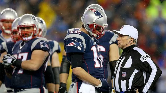 Tom Brady, líder de los Patriots, y uno de los árbitros