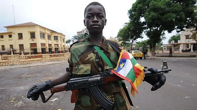 Niño soldado de la coalición rebelde, Seleka, posa en una calle de Bangui