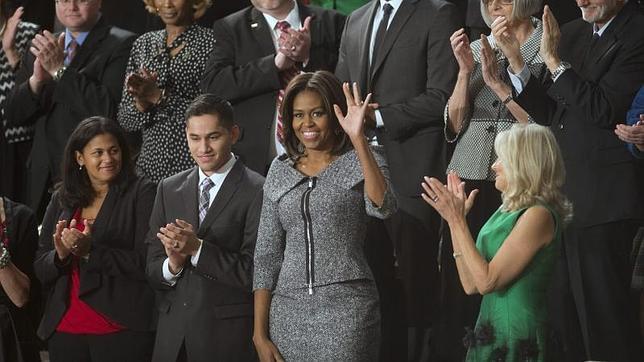 Michelle Obama saluda antes del comienzo del discurso del Estado de la Unión por parte de su esposo