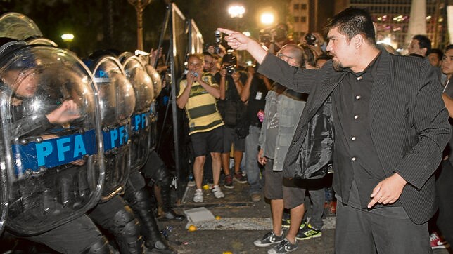 Un grupo de manifestantes se enfrenta a la Policía cerca de la Casa Rosada, para protestar por el asesinato