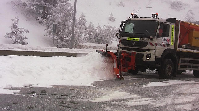 Así trabajan los quitanieves en la sierra de Madrid