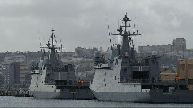 El buque «Rayo» de la Armada española, junto al «Meteoro» (i.) en la base naval de Las Palmas de Gran Canaria