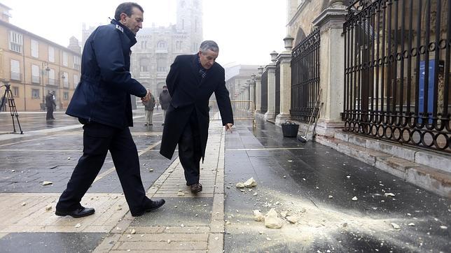 Detectan y recogen diez elementos casi desprendidos en la fachada de la Catedral de León