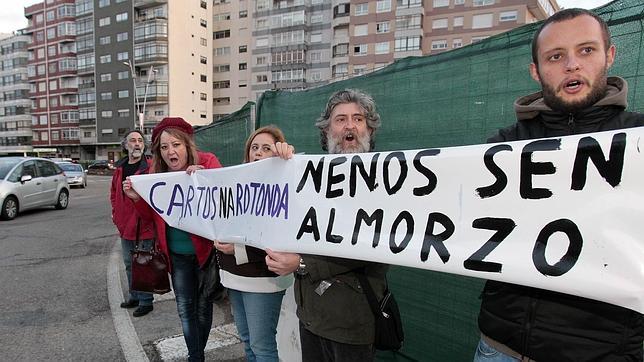 Manifestantes en la rotonda del barrio vigués de Coia