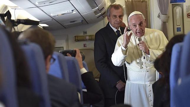 Así vuela el Papa: sencillez y buen humor, pero ningún trato especial