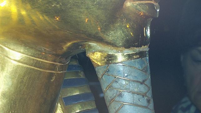 La zona del pegado en la errónea restauración de la máscara de Tutankamón