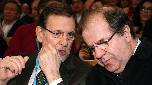 Rajoy conversa con Herrera durante la Convención del PP del año pasado, celebrada en Valladolid
