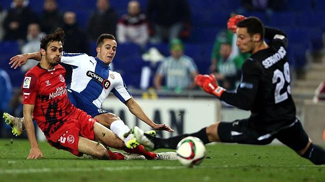 El Sevilla escapa vivo de Cornellá