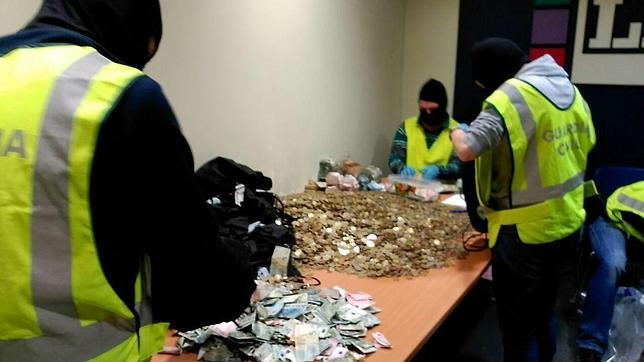 La Guardia Civil cuenta el dinero incautado en la «operación Mate»