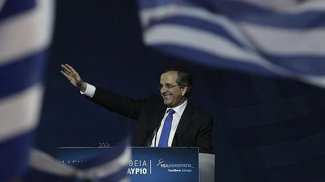 El primer ministro griego, Andonis Samarás, se dirige a sus seguidores durante el último acto de la campaña