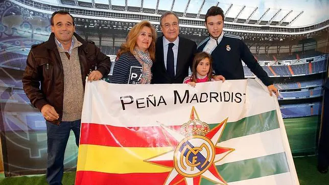 Florentino Pérez, junto a unos aficionados en Córdoba