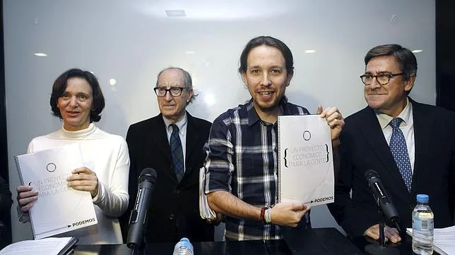 Pablo Iglesias, con la responsable de Análisis político del partido, Carolina Bescansa