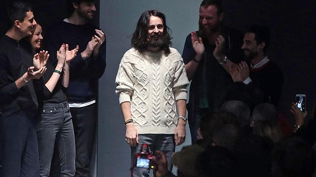 Michele saluda tras presentar su colección masulina para el próximo Otoño/invierno de la firma italiana Gucci